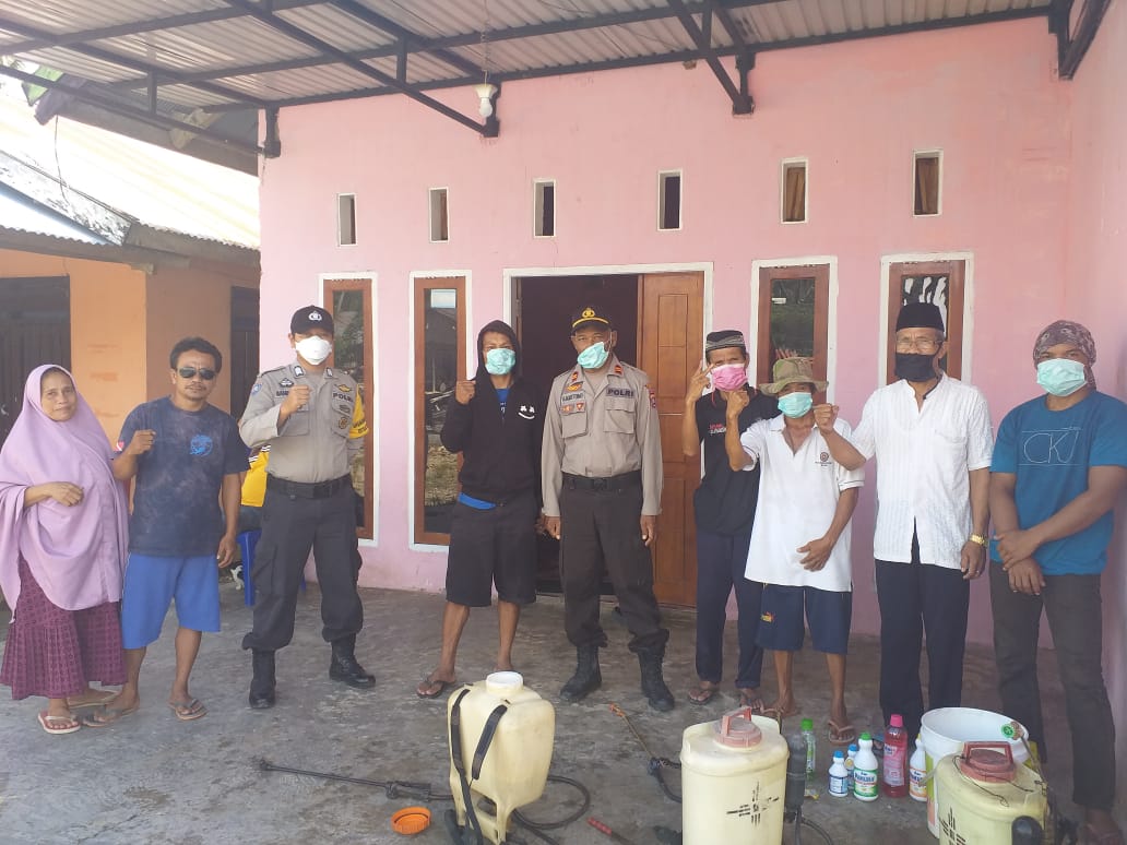 Dengan Bahan sederhana Pemdes Dan Bhabinkamtibmas Ambololi Konsel, Bersama Warga berupaya Hadang Mata Rantai Covid-19