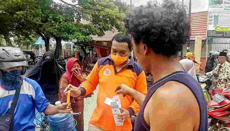 Aksi BPBD Muna Berbagi 2500 Masker, Seketika Ludes Diserbu Warga