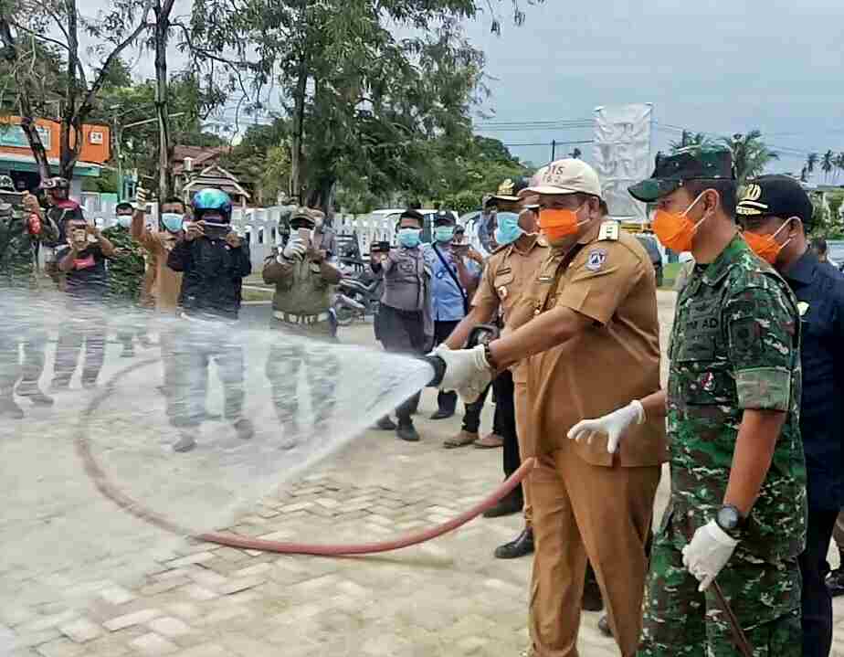 Covid-19: Pimpin Penyemprotan Desinfektan, Bupati Muna Turut Bagikan Masker dan Sarung Tangan Gratis