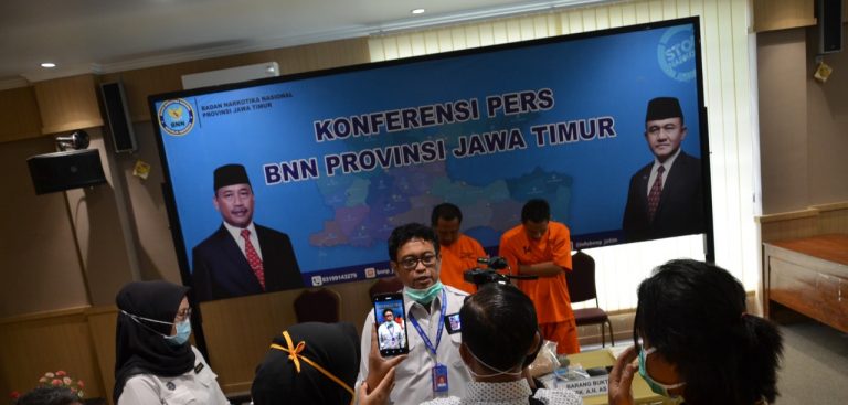 Kedapatan Membawa Ganja Oknum Petugas Taksi Di Amankan BNNP Jatim