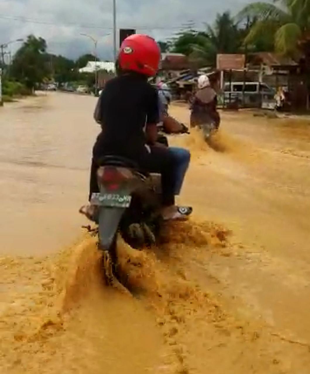 JALAN LEPO- LEPO BANJIR LAGI, POROS MUDA SULTRA BURUKNYA SISTEM DRAINASE PEMKOT.