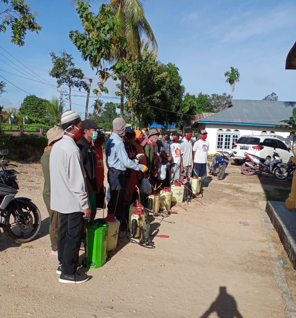 CEGAH COVID-19 KEPALA DESA LAMOOSO LAKUKAN PENYEMPROTAN DISINFEKTAN DAN BAGI MASKER KEWARGA