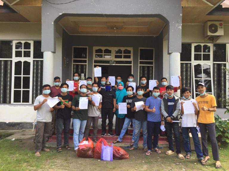 Sosialisasi serta Edukasi dan pembagian masker oleh IKAPMP-PW dan Pemerintah Desa pada warga Ponre Waru,Kolaka