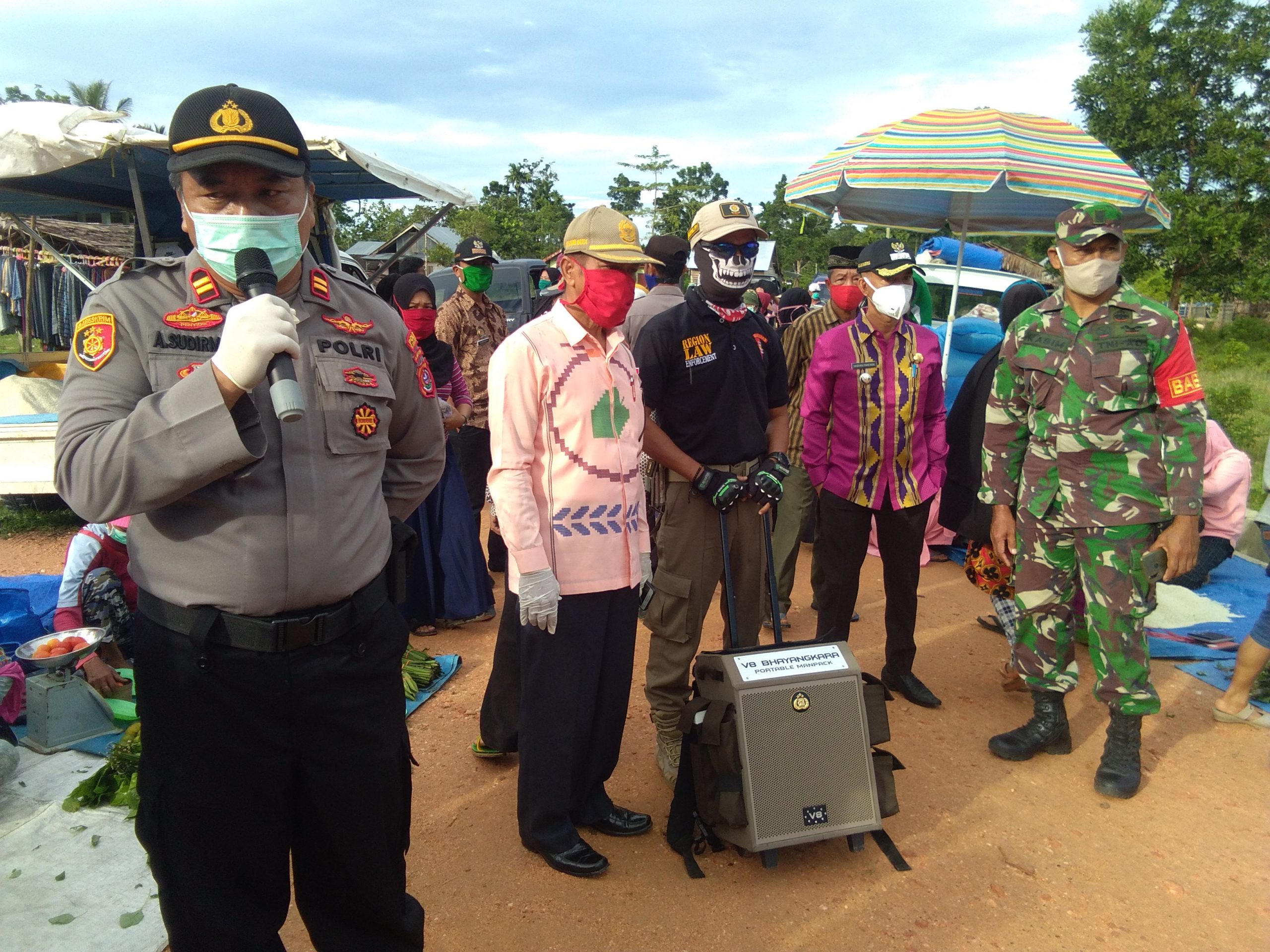 Demi Memerangi Pandemic Covid-19,Camat Angata Beserta Polsek Angata Swiping Masker Di Tiap Pasar