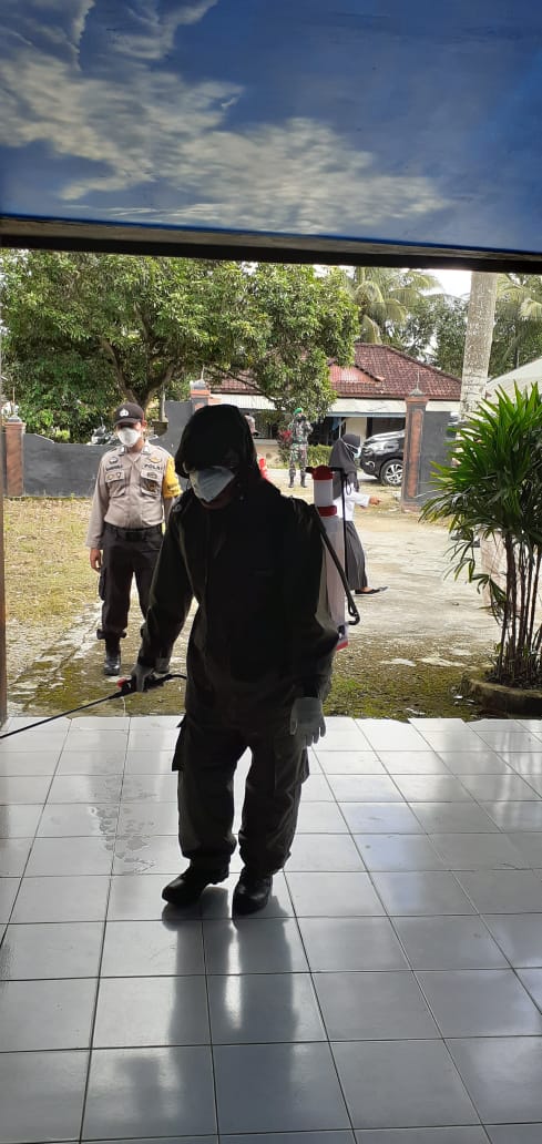 Pemdes Wonua Konsel dan Babinkamtibmas Polsek konda lakukan penyemprotan Disinfektan guna Memutus Virus Corona Covid-19.