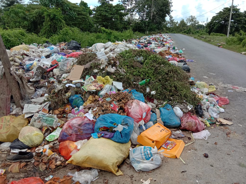 Sampah Berserakan, Warga Ranomeeto Konsel Minta atasi Sampah yang Berserakan Ditengah jalan