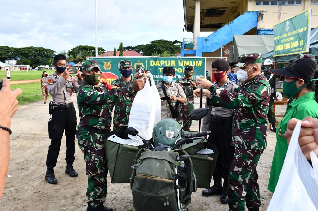 Sinergitas “TNI-POLRI Dengan Membagikan 1.250 Nasi Kotak Kepada Masyarakat Terdampak Covid-19.