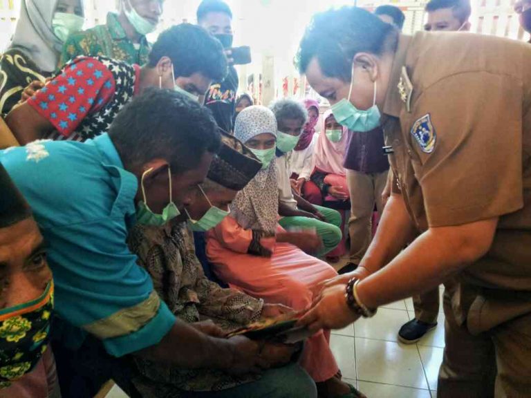 Bupati Muna Pantau Penerimaan BLT DD Sampai ke Desa Terpencil