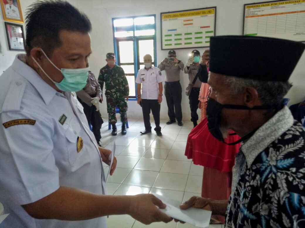 Serahkan BLT Sampai Desa Perbatasan, Bupati Muna Ingatkan Masyarakat Lebih Tingkatkan Kewaspadaan