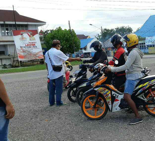 Puasa Ditengah Covid-19, Sat Intelkam Polres Muna Sisip Edukasi Saat Berbagi Takjil