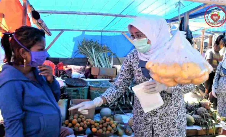 Peringati Hari Bidan Sedunia, IBI Muna Berbagi APD ke Pedagang Ibu Hamil dan Klinik BPM