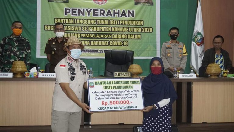 Di Tengah Pandemik Covid- 19 Ruksamin Serahkan BLT Kepada Mahasiswa