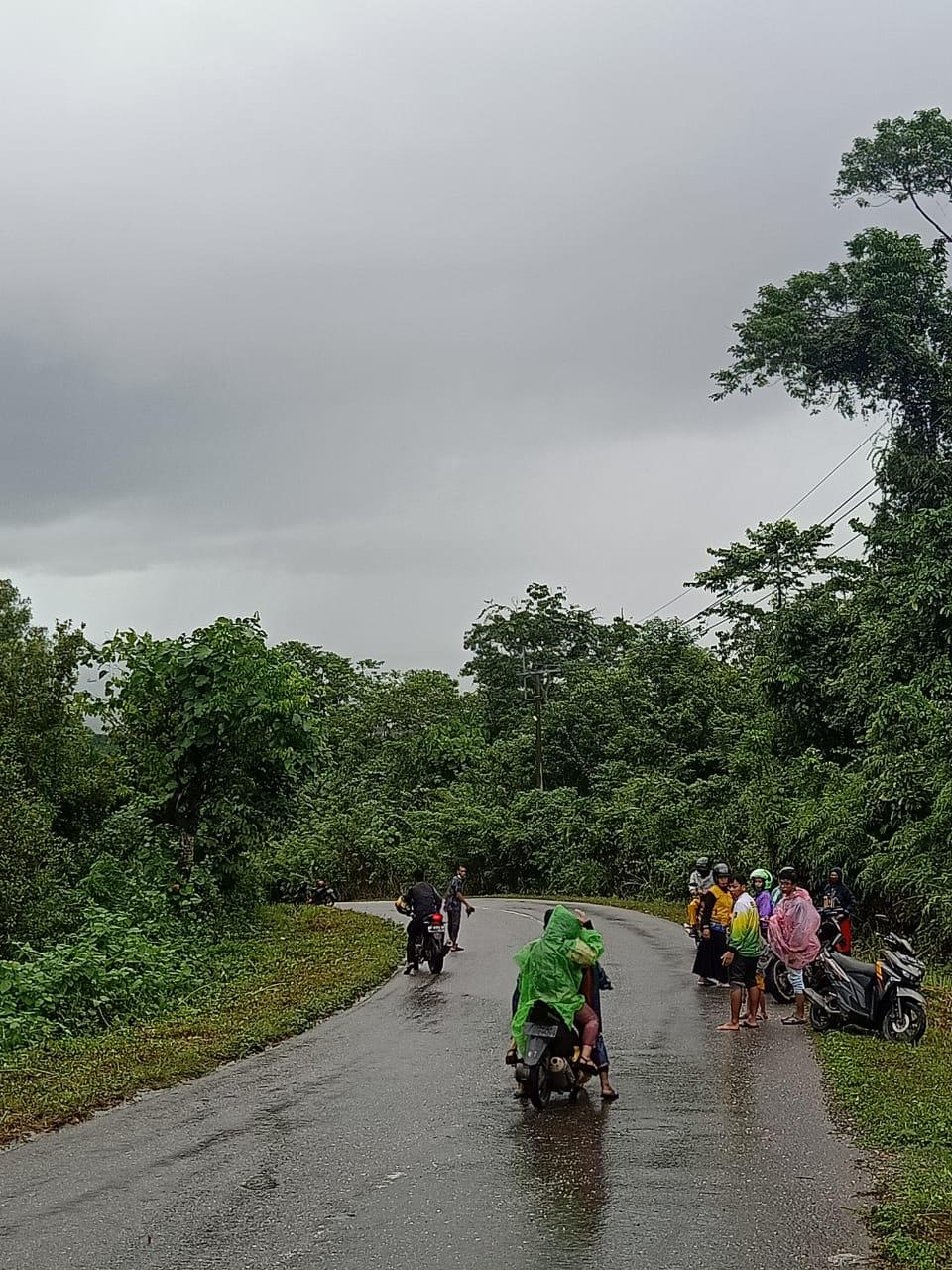 DIDUGA AKIBAT TUMPAHAN MINYAK KELAPA SAWIT, SEJUMLAH PENGENDARA MOTOR DI KONAWE UTARA MENGALAMI KECELAKAAN