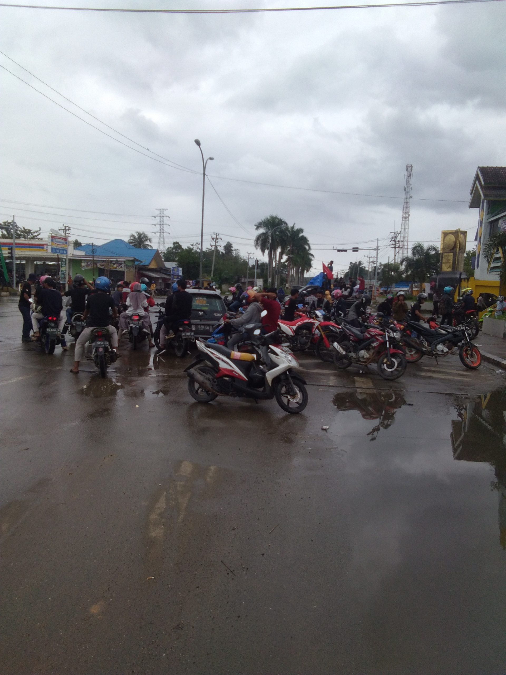 Jilid III:Ratusan Mahasiswa Dan Berbagai Elemen Organisasi,Blockade Jalur Bandara Haluoleo