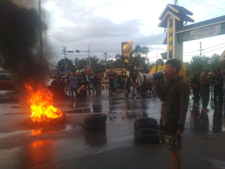 Aliansi Mahasiswa Dan Pemuda Sultra Meminta,Gubernur,Ketua DPRD,Kepala Imigrasi Turun Dari  Jabatannya.