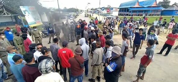 Disinyalir Labrak Aturan Lantik Perangkat Desa, Warga Mubar Demo Camat Kusambi