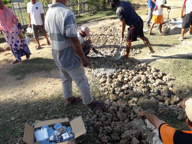 Peduli, MPR Pasikolaga Swadaya Timbun Jalan Rusak di Tampunabale