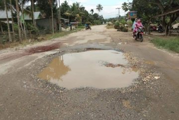 Jalur Seribu Lubang Jalan Poros Abuki LPMP-Sultra Angkat Bicara