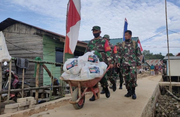 Mayjen TNI Berikan Bantuan Pada Masyarakat Suku Bajau Di Kendari