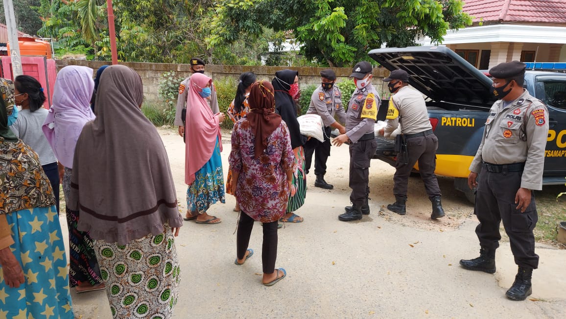 Baksos Polda Sultra Bagikan 100 Karung Beras