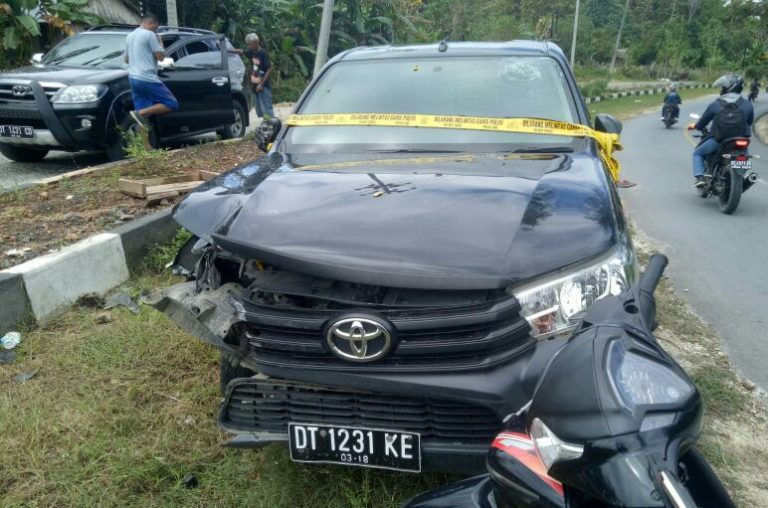 Terlibat Tabrakan Beruntun, Mobil Pembawa Bendera Partai Gunakan Plat Gantung