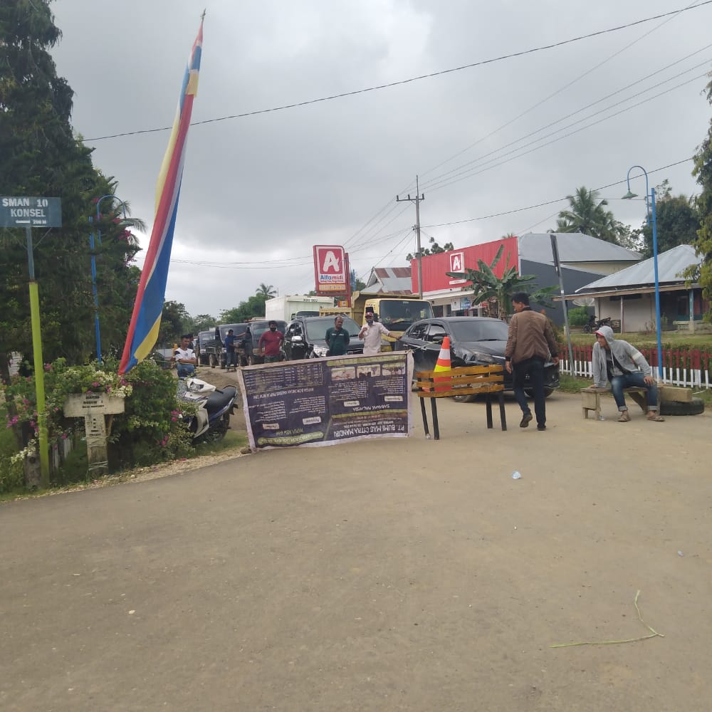 Jalan Poros Motaha -Lambuya di Blockade Massa  aksi,AMMPI mengecam Pemprov segera perbaiki Jalan.