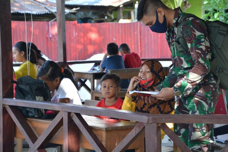 Di Tengah Pandemi Covid-19,Korem 143/HO Bantu Belajar Daring Anak Asrama.