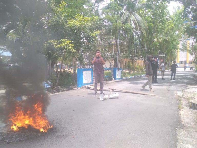 Mahasiswa IAIN Kendari,unjuk rasa menuntut kejelasan pengunaan uang wisuda.